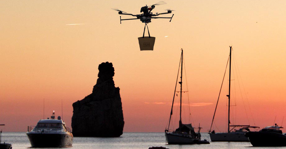 Drone volando hacia yates - Drone to Yacht