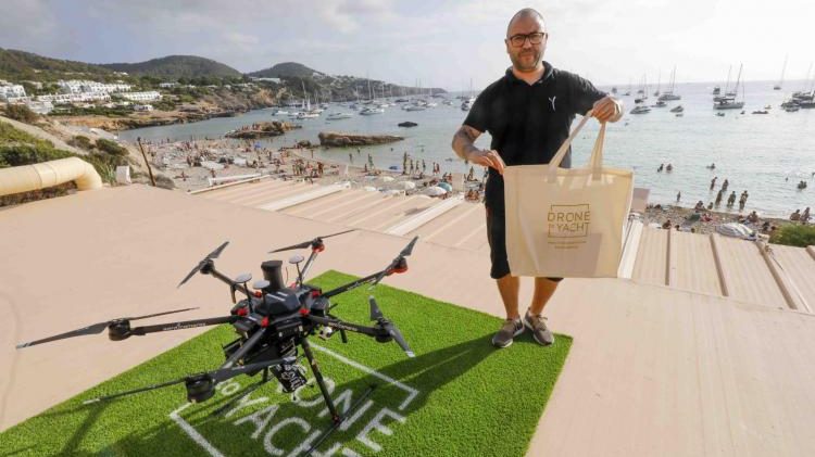 Reparto de comida con drones de Drone to Yacht
